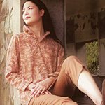 茉莉坊-甜美壓花立領上衣-琥珀褐(82271BR)上衣-S,M,L