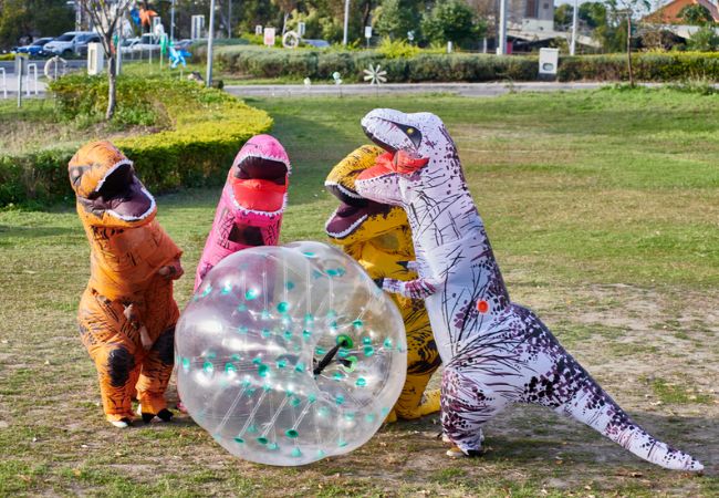 恐龍裝歡樂賽跑