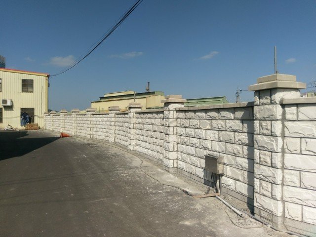 me09-2 →采用【石纹砖】象牙白,白色帽盖,堆砌而成之围墙.