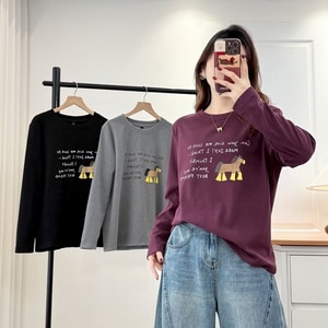 圓領德絨小馬英文字印花長袖上衣 獨具衣格 C0212