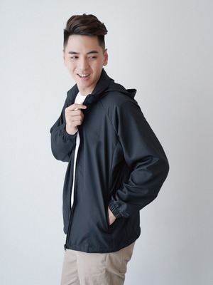 貝柔防潑水輕風衣(男)_黑色