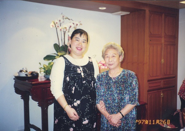 外婆莊淑旂博士與懷三胞胎的章美如女士 外婆莊淑旂博士與懷三胞胎的章美如女士