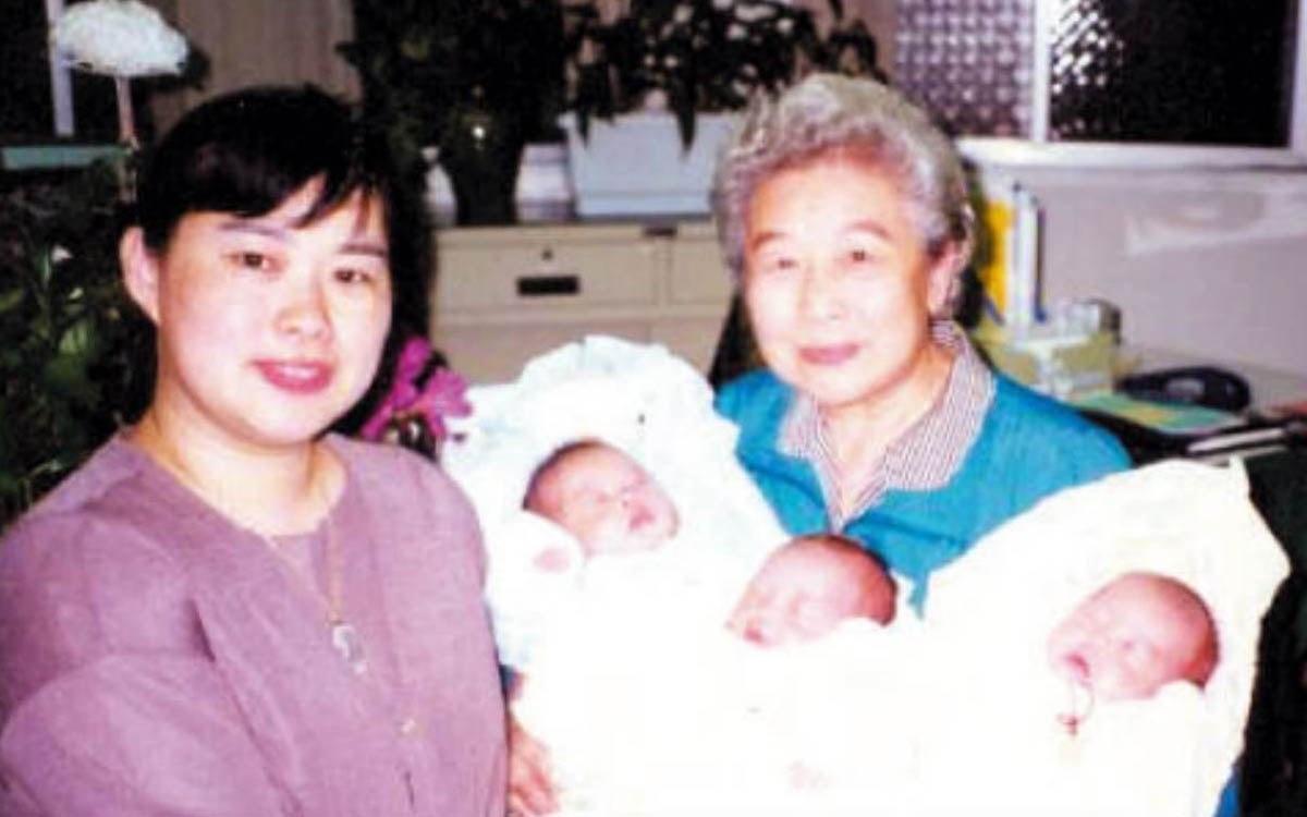 莊淑旂博士與其孫女莊美如老師、曾孫三胞胎幼時的合照