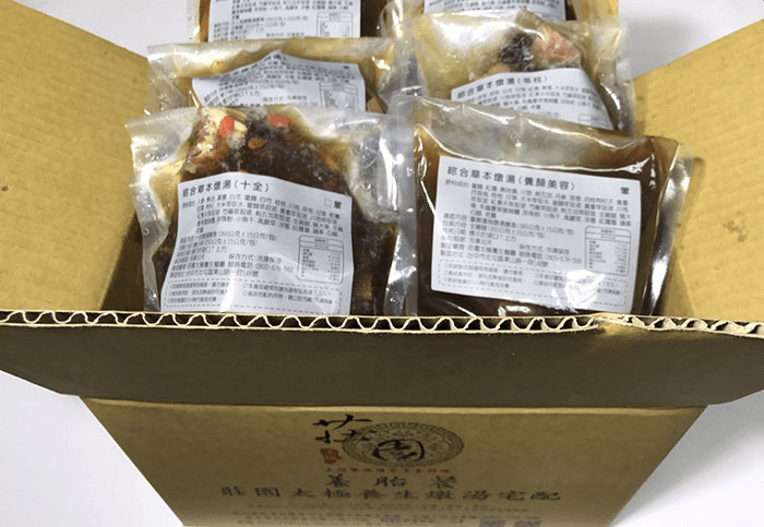 食材嚴選非基因改造、含有大豆蛋白、大豆纖維製成的素品，搭配天然的季節時蔬烹煮而成一道道的美味素食燉湯料理，讓您的味蕾滿足，吃得養生又健康