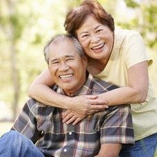 食材嚴選非基因改造、含有大豆蛋白、大豆纖維製成的素品，搭配天然的季節時蔬烹煮而成一道道的美味素食燉湯料理，讓您的味蕾滿足，吃得養生又健康