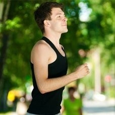 食材嚴選非基因改造、含有大豆蛋白、大豆纖維製成的素品，搭配天然的季節時蔬烹煮而成一道道的美味素食燉湯料理，讓您的味蕾滿足，吃得養生又健康