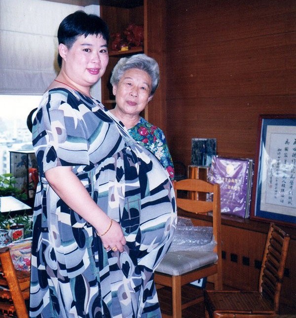 04-章老師懷龍鳳胎時特地回娘家來待產坐月子