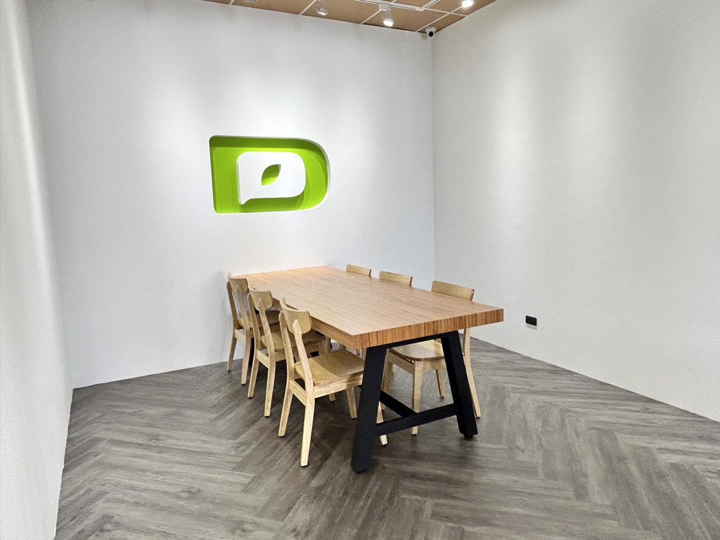 DerLife 門市的綠色 D 字主牆