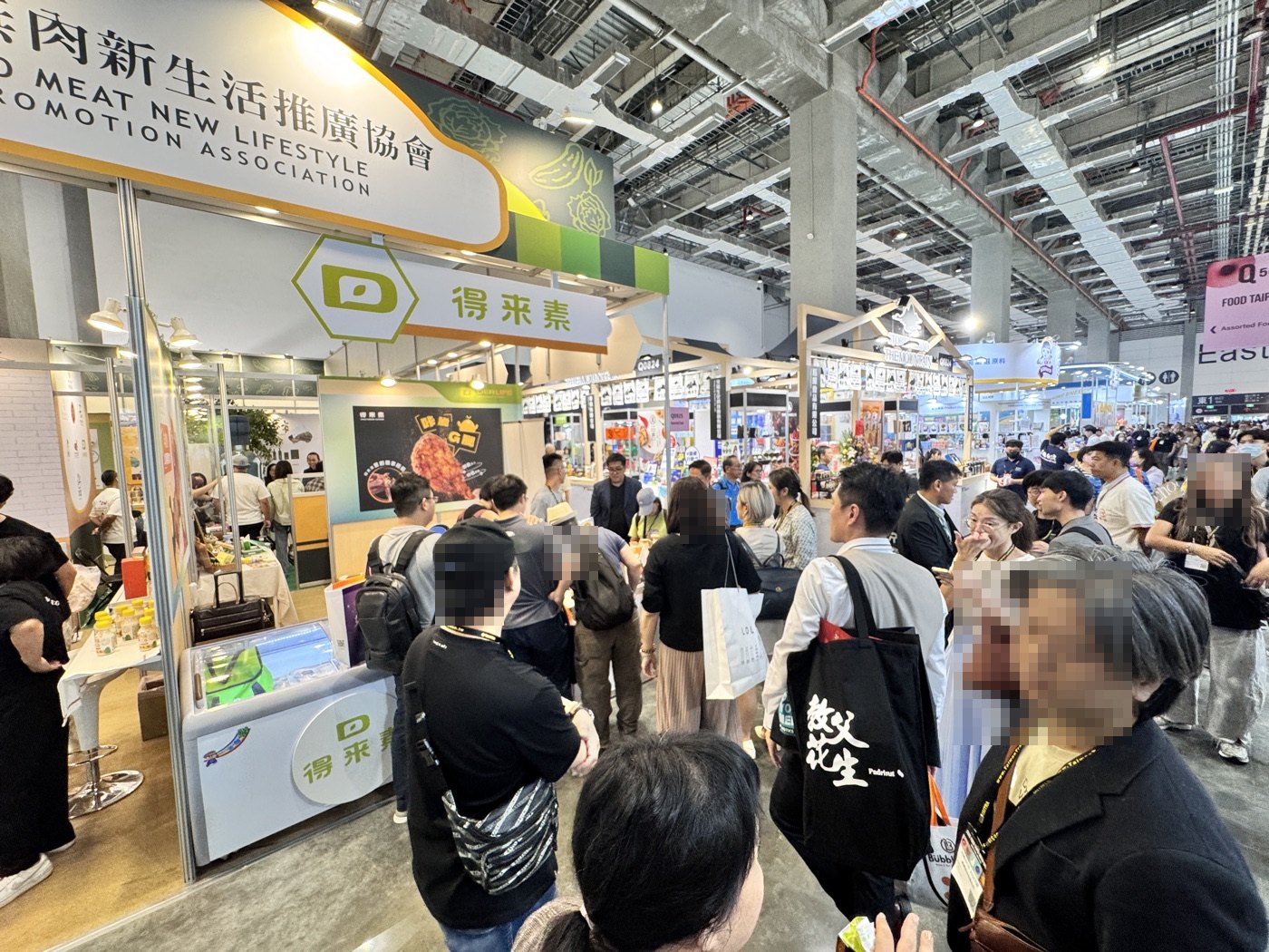 得來素參展攤位的人潮