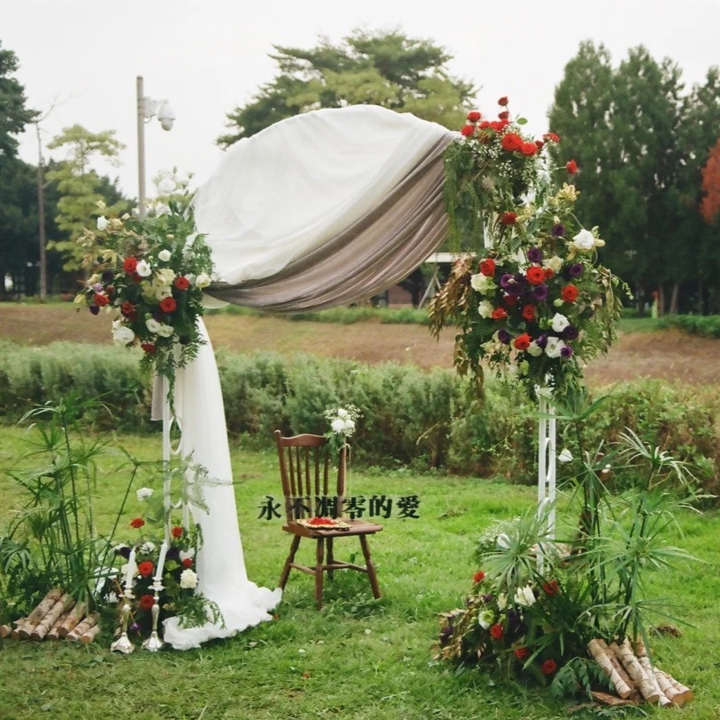 炙熱燃燒的紅玫瑰是獨一無二｜婚禮拱門