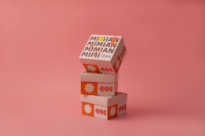 MIMIAN瞇瞇眼生乳波士頓派外盒設計繽紛歡樂。 圖／MIMIAN瞇瞇眼提供