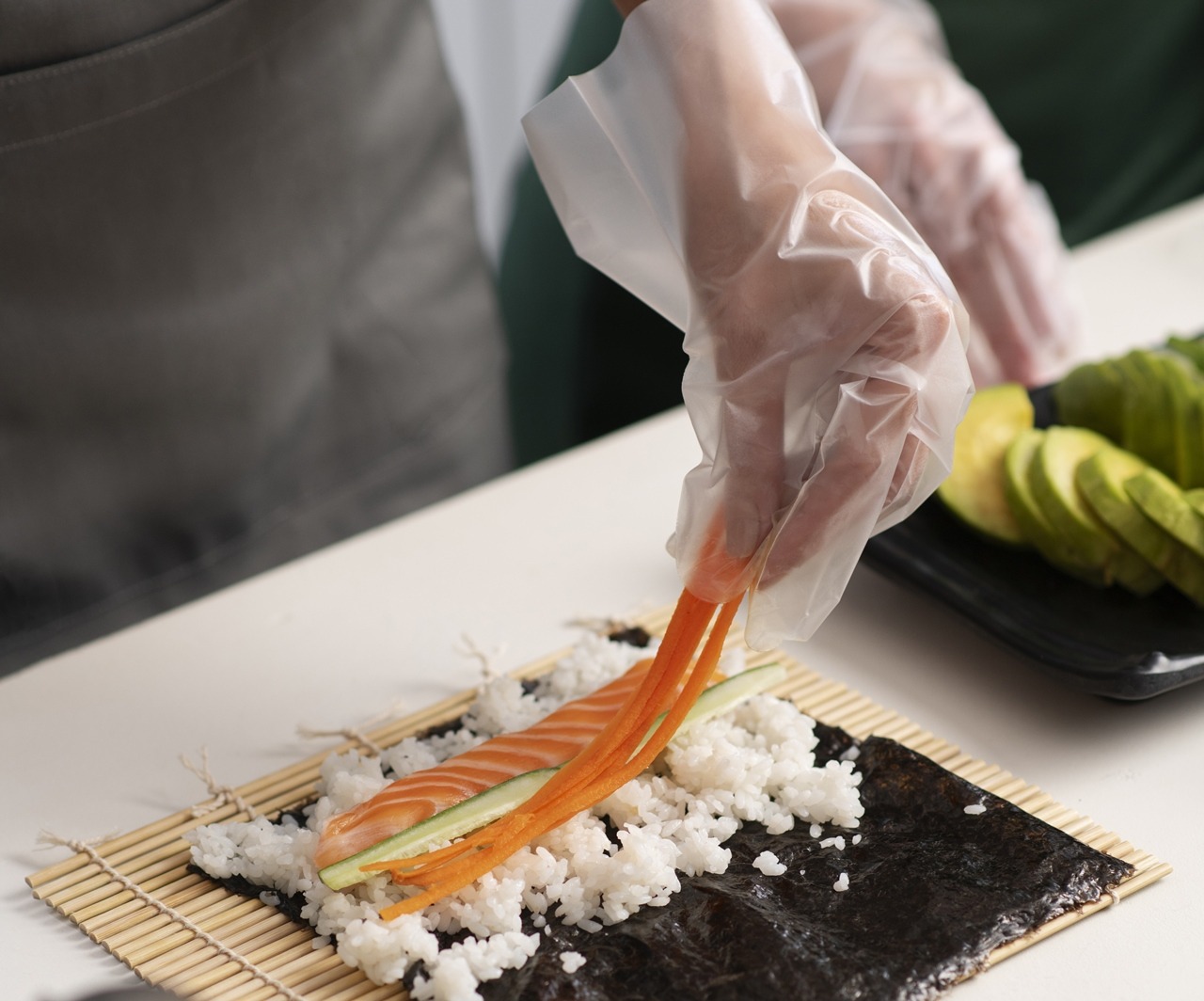 在製作冷便當的過程，所有工具、容器和雙手都要好好清洗乾淨，必要時戴手套，不要直接徒手接觸料理，避色滋生細菌