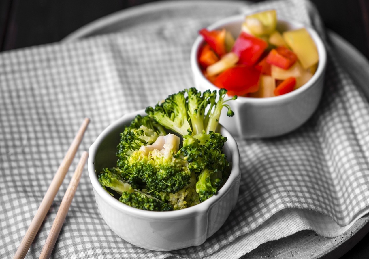 冷便當的常備菜中有很多沙拉或涼拌菜，不妨在周末先準備好，是一個十分節省時間的小秘訣。