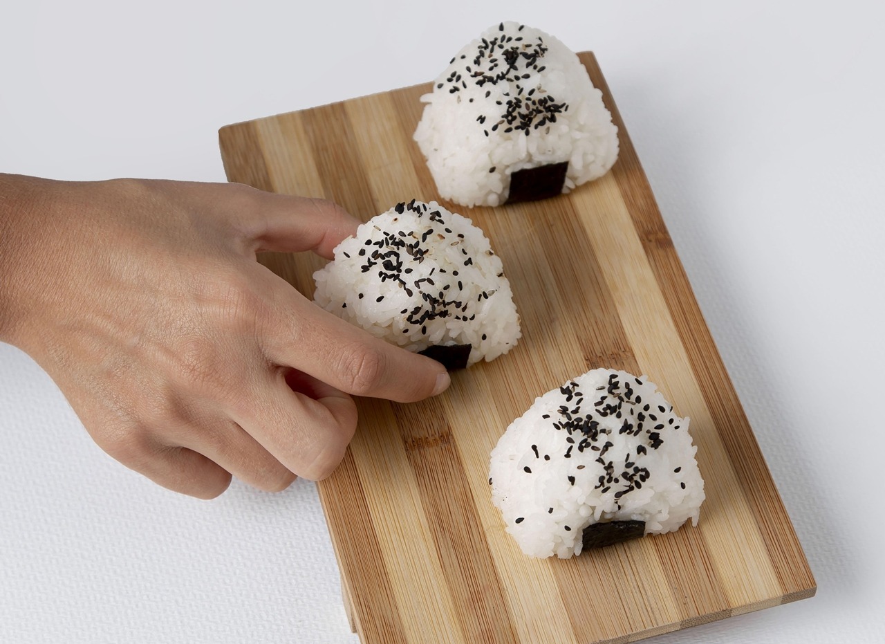 人們將白飯捏成球形，類似飯糰，便於隨身攜帶，隨時隨地都可以飽餐一頓，這樣的飲食習慣逐漸成為了日本人冷便當文化。