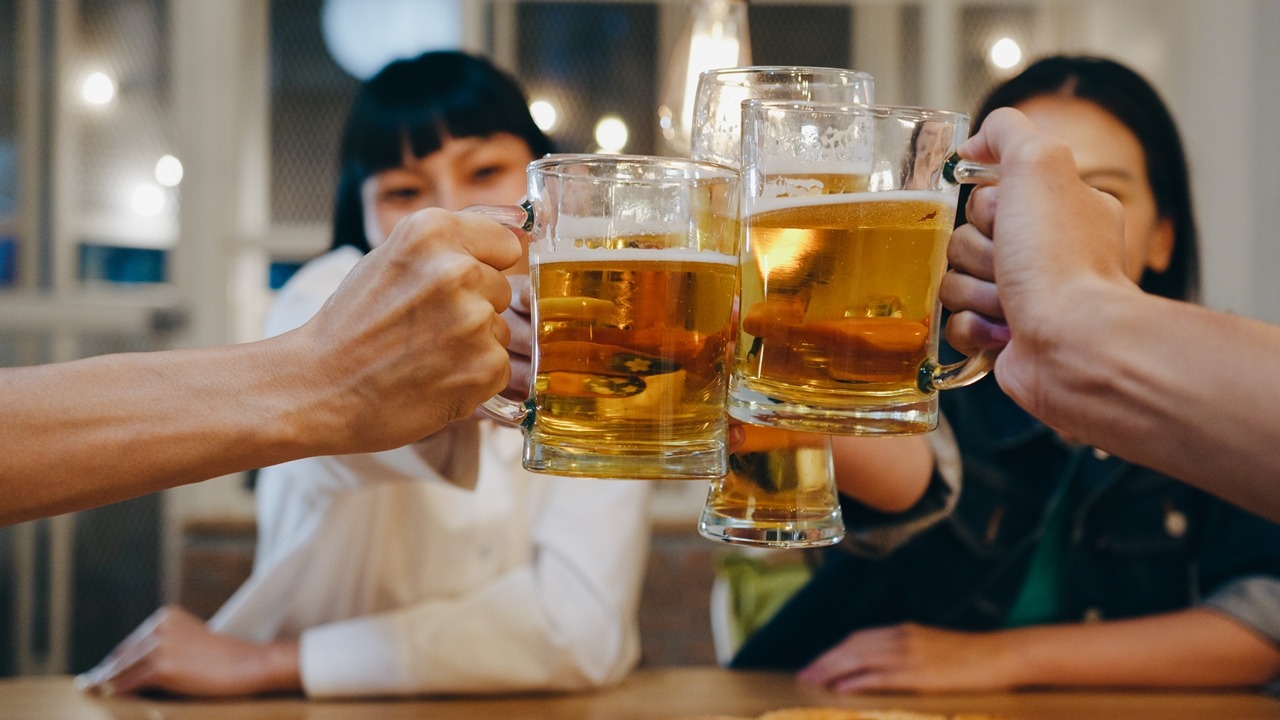 在日本的居酒屋文化中，點菜前習慣先點一杯啤酒，以乾杯的方式，代表正式開始這次的聚會。