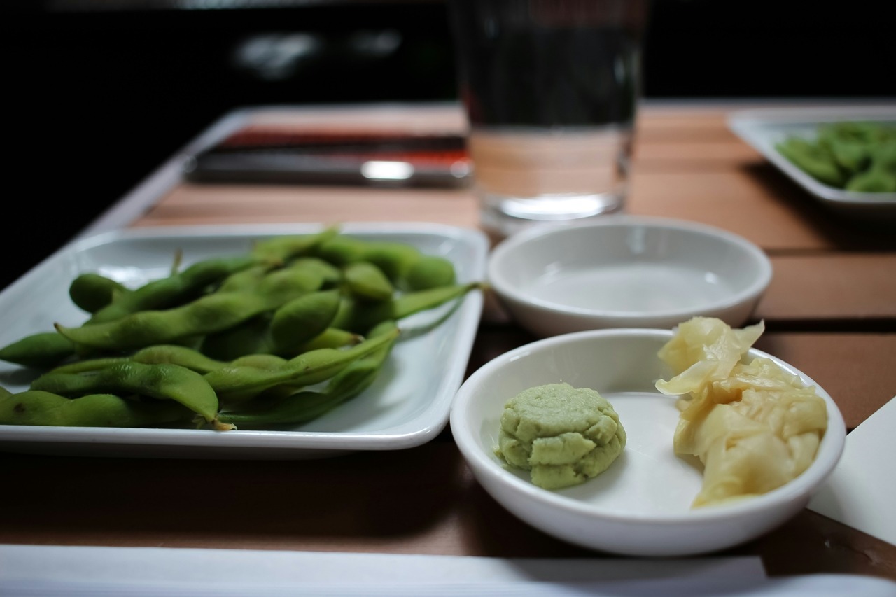 點好飲品後，店員會端上一小盤毛豆等基本的下酒菜，這是日本居酒屋文化中的小菜文化。