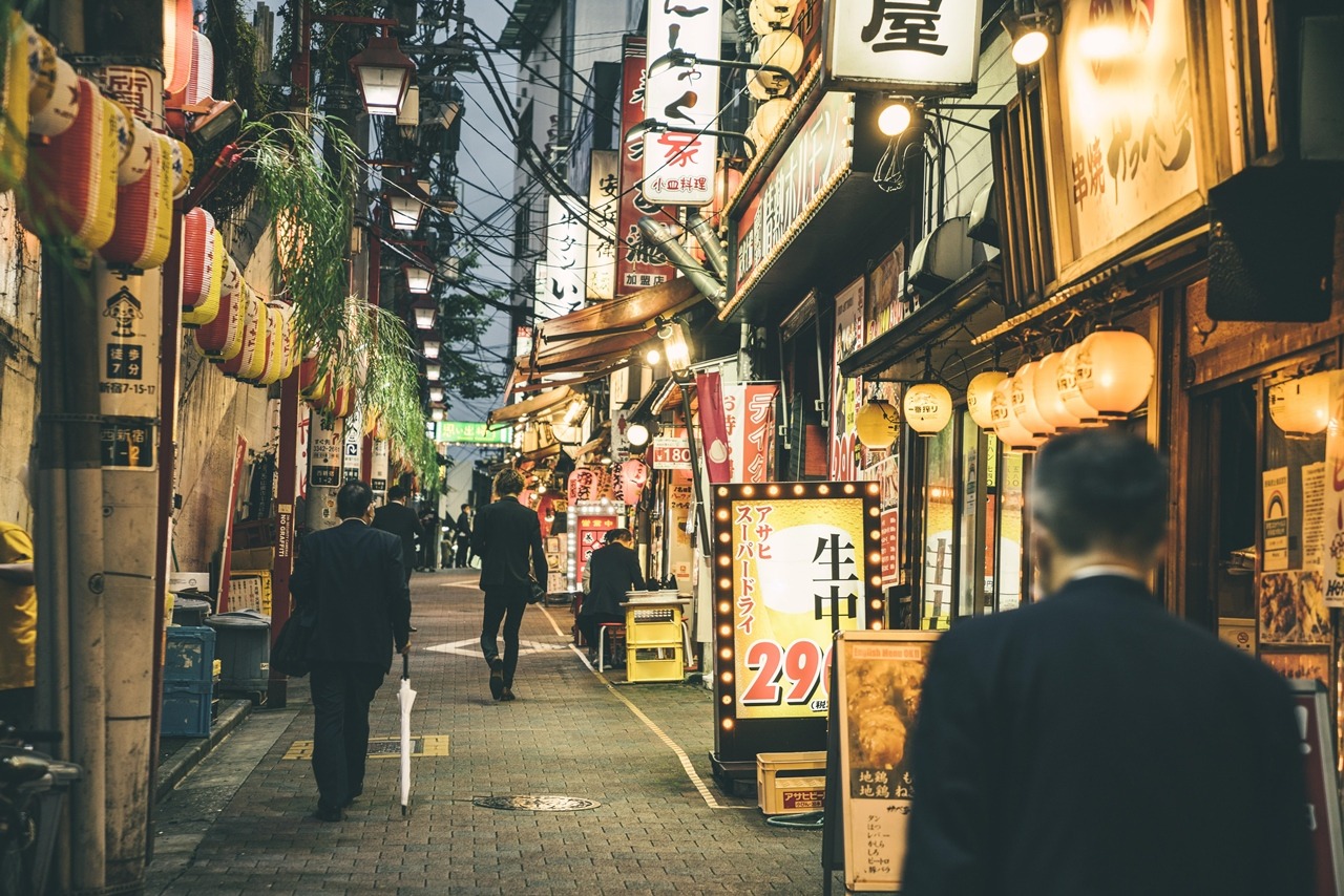 常常看到日劇中，上班族下班以後需要跟同事和上司一起去吃飯，大多數都是去居酒屋，吃飯小酌一杯，也是日本特有的酒局文化。