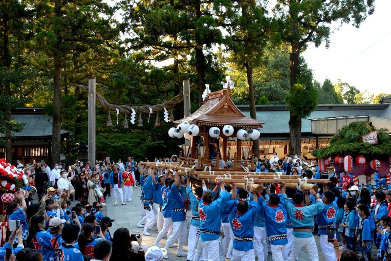大神神社為最古老的日本神社，與三輪山的緊密連結，三輪山被視為神靈的化身，因此大神神社並沒有建造傳統的神殿供奉神像。)