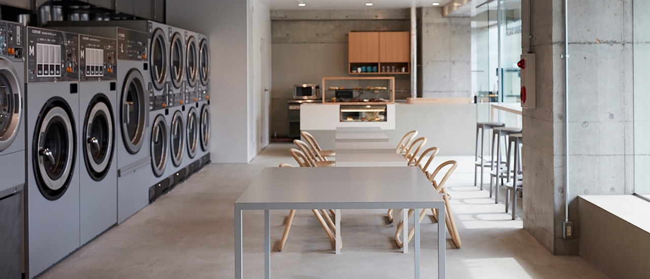 踏入日本必去的打卡自助洗衣店 Baluko Laundry Place 時，會立刻被它那清新舒適的氛圍所吸引，這裡不僅乾淨整潔，營造出舒適的氛圍。