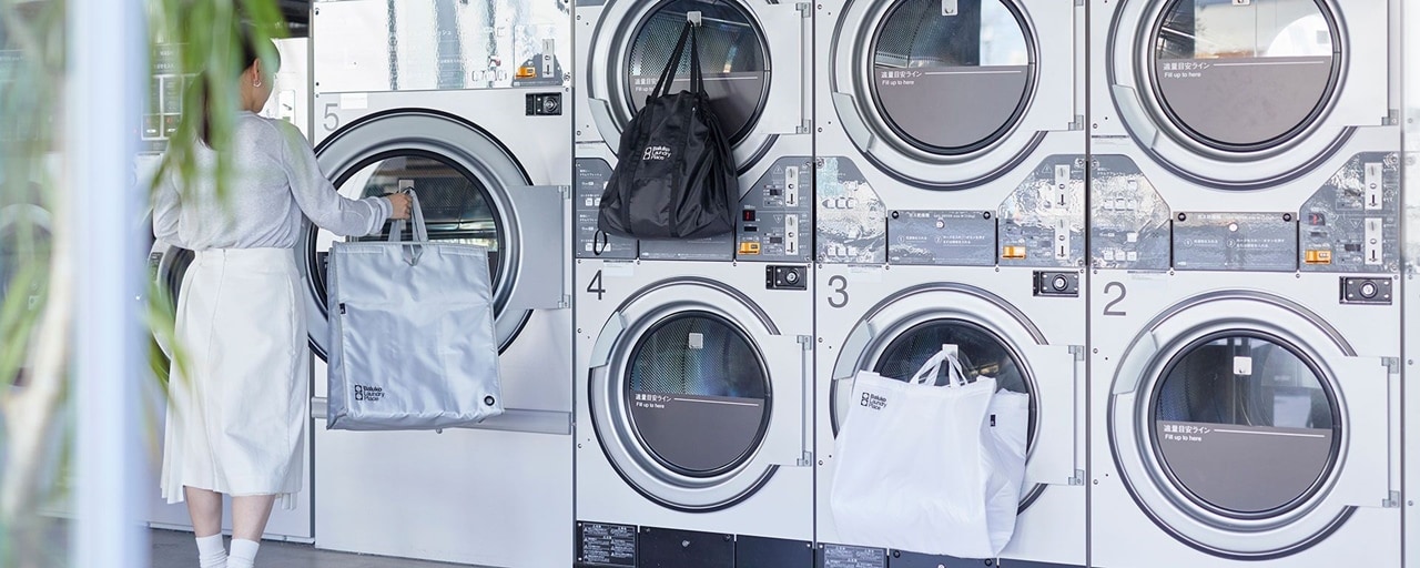 在自助洗衣店挑選一台沒有人在使用的機器，不要隨意把衣物取出後放至其他籃子內，避免造成不必要的紛爭。
