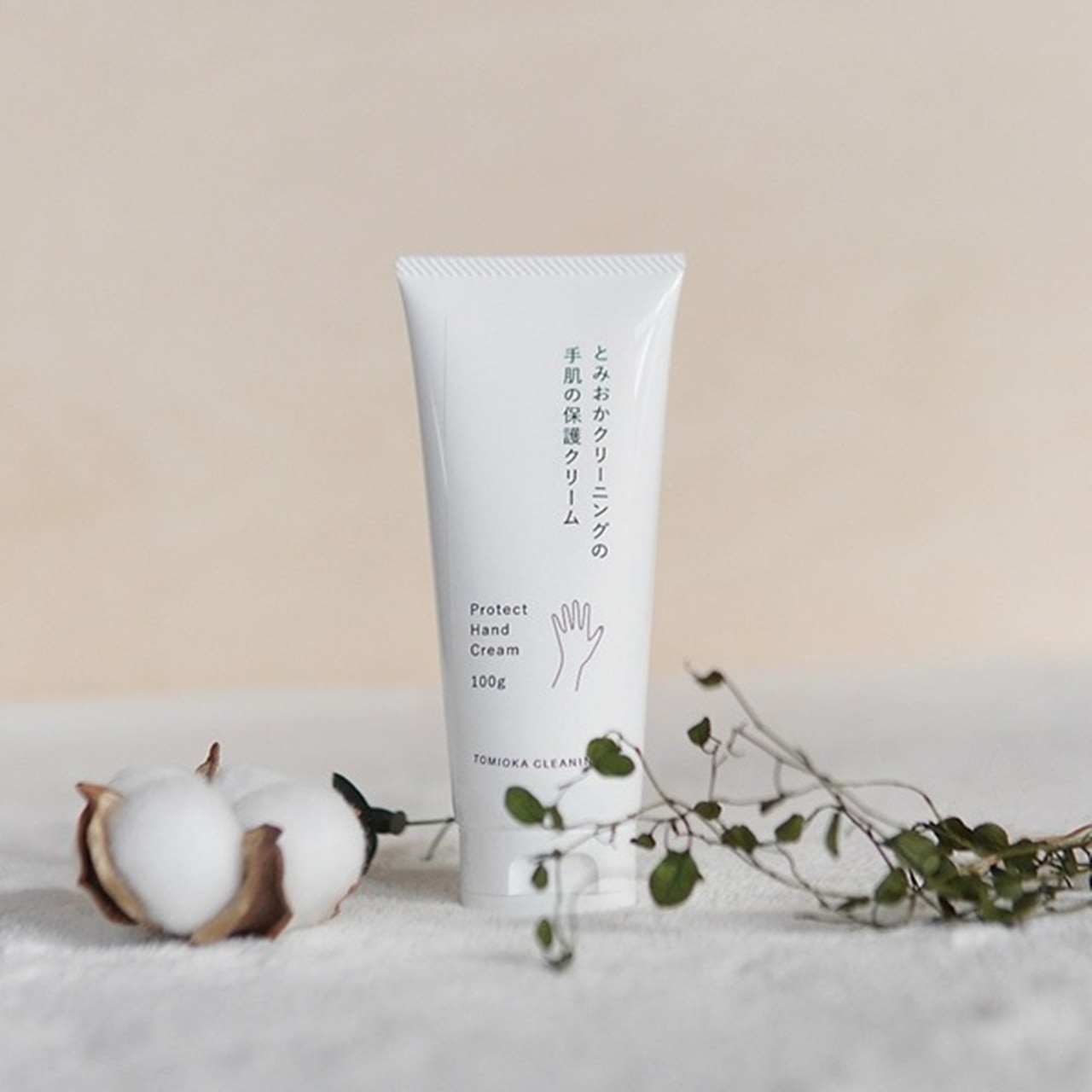 富貴手常常是因為使用了含有刺激性成分的清潔劑或護手霜所引起的，這些產品中的香料和化學物質對已經脆弱的皮膚造成進一步的傷害。