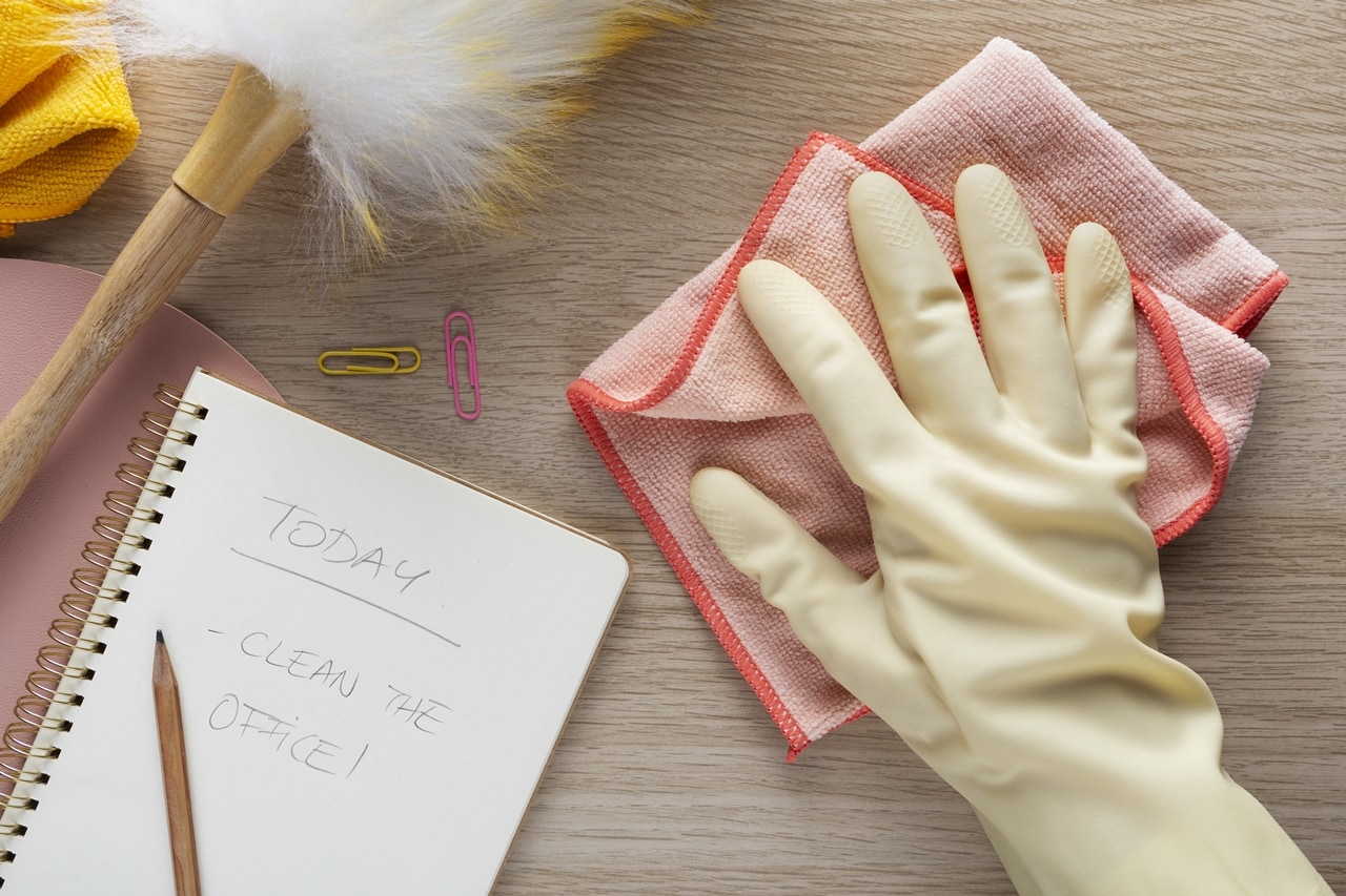 在接觸清潔劑時，戴手套是最有效預防富貴手的措施，擋外界的有害物質和過度的摩擦，避免皮膚受到進一步的刺激。