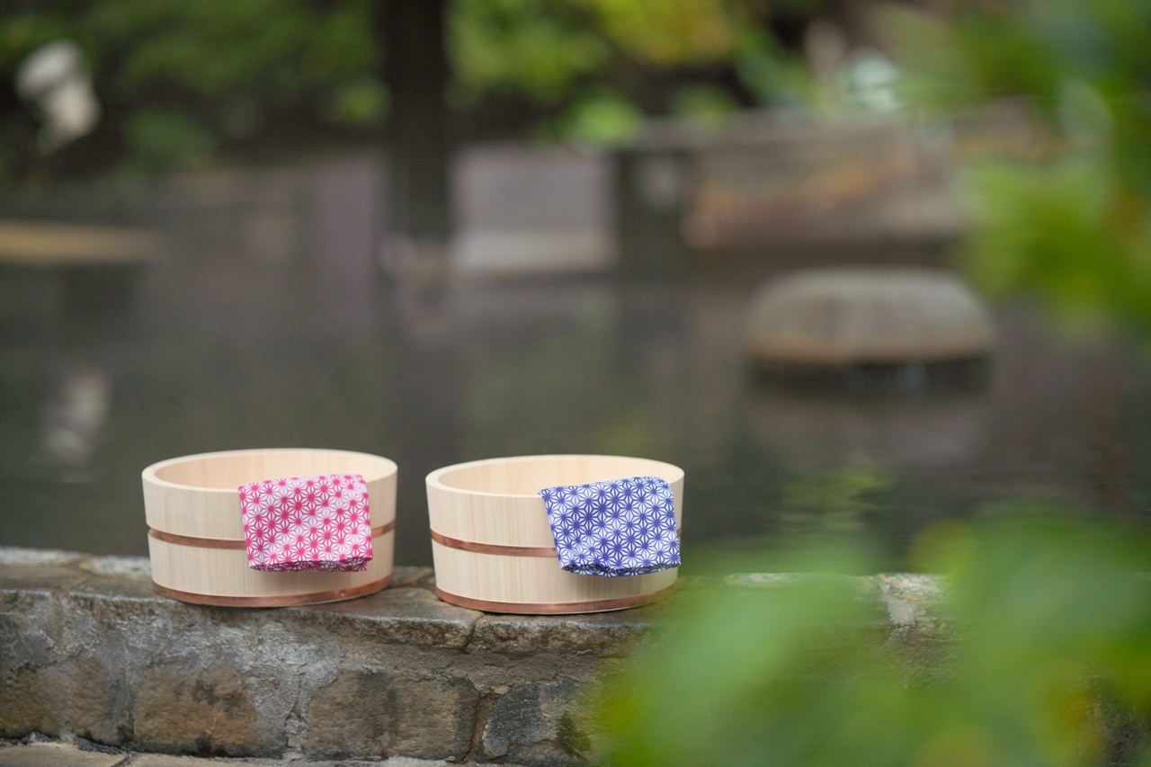 在日本泡湯時，可以在頭上放一條冷毛巾，有助降溫，防止暈眩，不會太過悶熱。