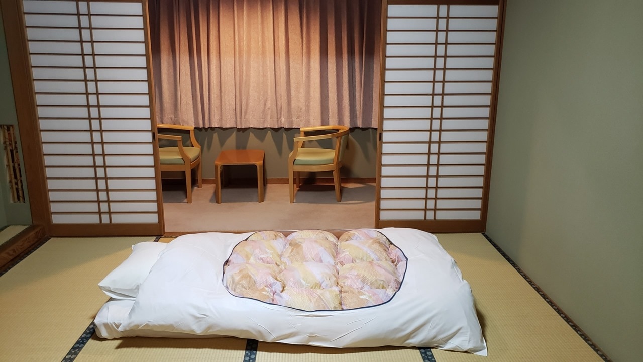 榻榻米通常直接鋪設在地板上，睡在上面即使翻身或不小心跌落，也不會像從高床上摔下來那麼危險。