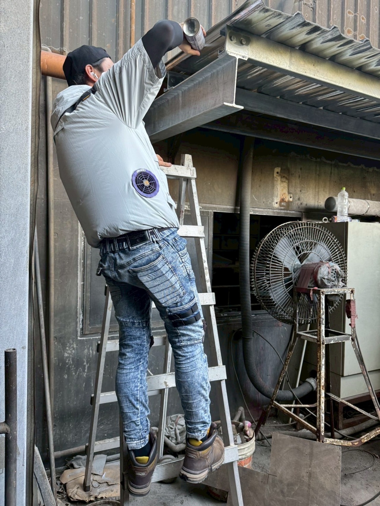 固定式的工地風扇已無法解決第一線工作者的散熱解暑需求, 台灣工地越來越常見身穿空調服的身影。