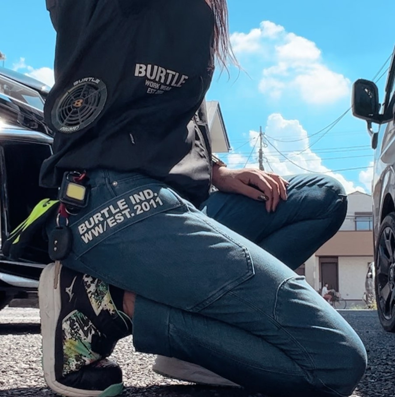 空調服是一種結合風扇與機能布料設計的降溫型服裝，主要為了應對高溫、高濕、無法開冷氣的工作環境所開發。