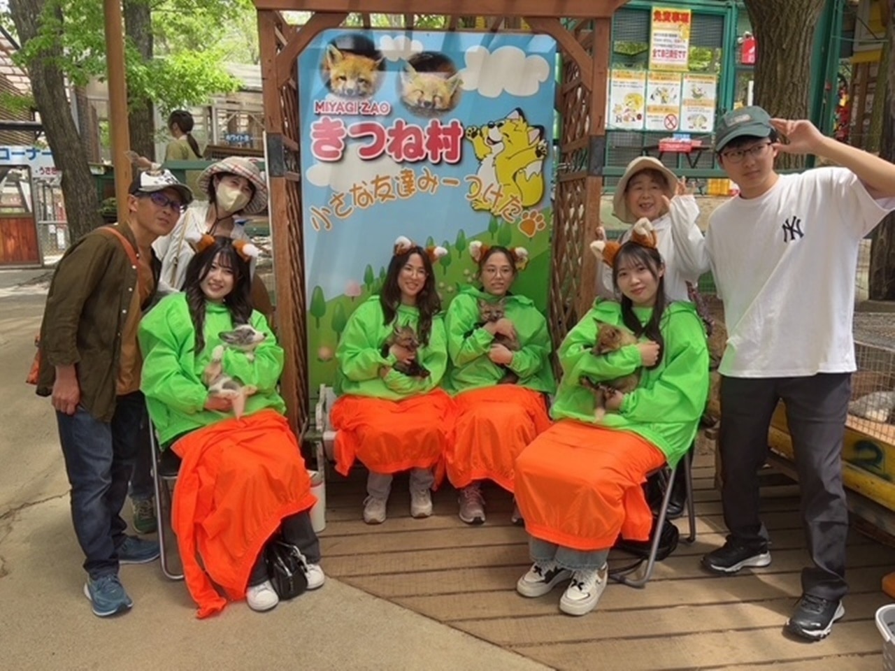 7-funny-information-of-zao-fox-village-4 藏王狐狸村的抱狐狸體驗通常每天舉辦兩場,會依當天狐狸的健康狀況與季節調整。