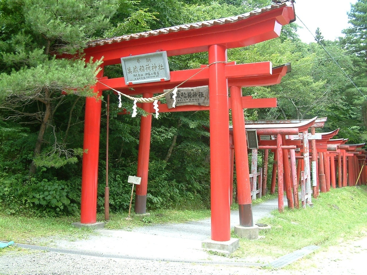 7-funny-information-of-zao-fox-village-5 離開藏王狐狸村後,可以順路前往附近的白石市區附近的萬藏稻荷神,參道上同樣有著一排排朱紅色的鳥居。