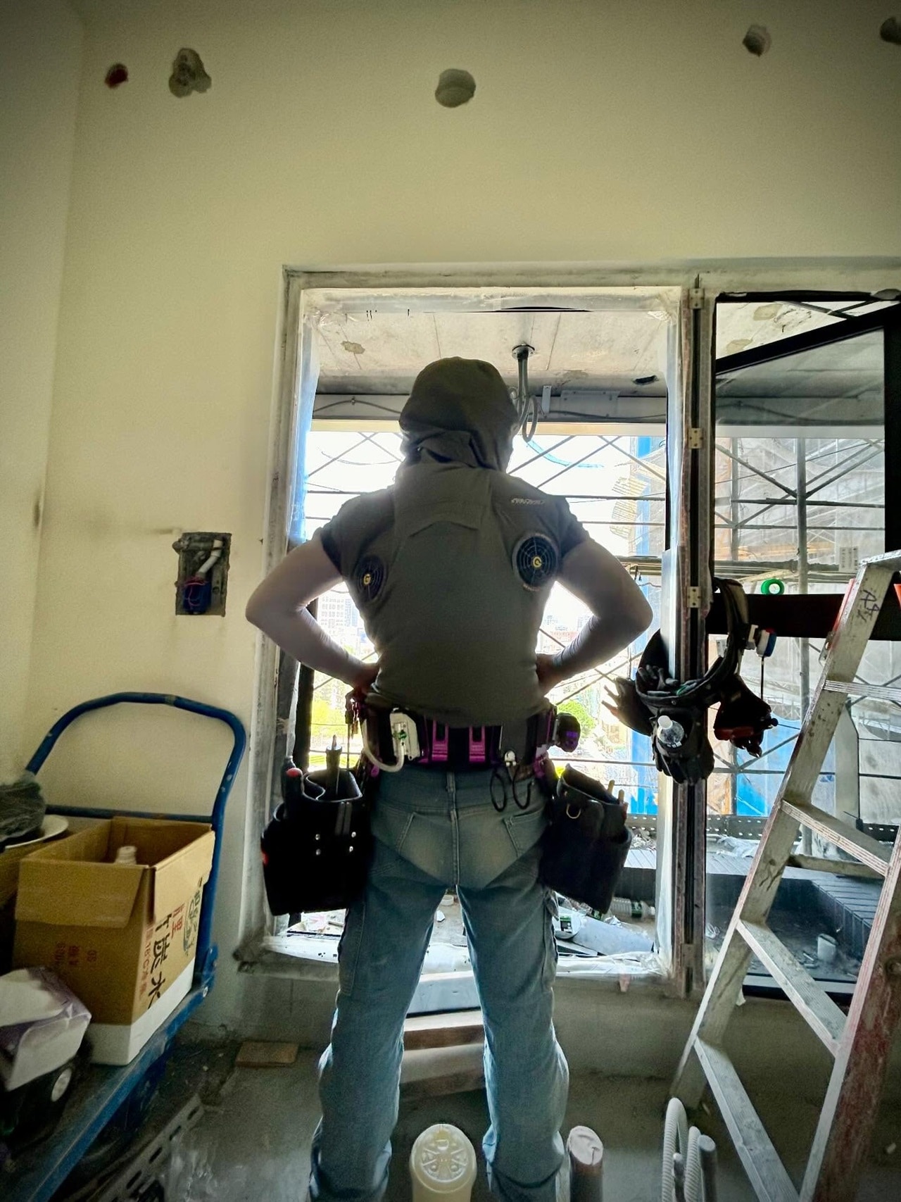 Burtle 的空調衣搭配專用高容量電池，可提供長時間續航，讓戶外工地、倉儲物流、展場搭建等需要長時間出汗的族群，一整天都能保持涼爽。