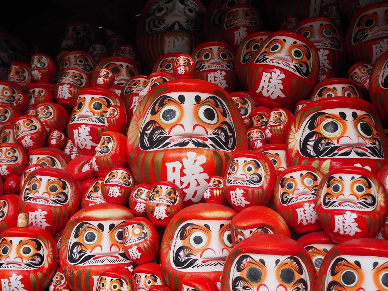 說到達摩不倒翁，很多人只記得它圓滾滾的紅臉，卻不知道背後是一位歷史人物－菩提達摩（だるまだいし）。