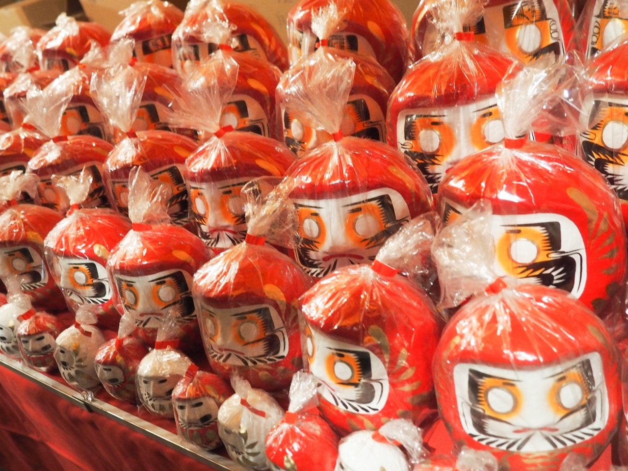 達摩不倒翁雙眼都是刻意留白的。在日本的傳統做法是「先畫一眼，再補一眼」。