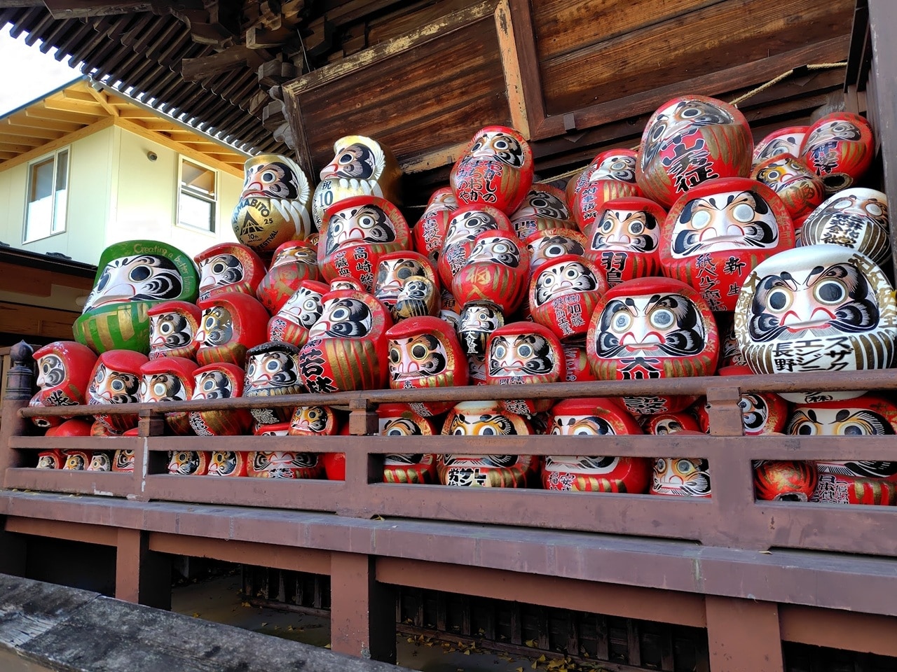 關東群馬縣的少林山達摩寺是達摩不倒翁的發源地，更是全日本產量最大的基地。