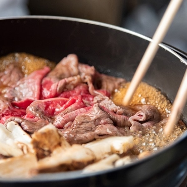 在日本吃壽喜燒，關東與關西口味大不同｜吃法與餐桌潛規則大公開
